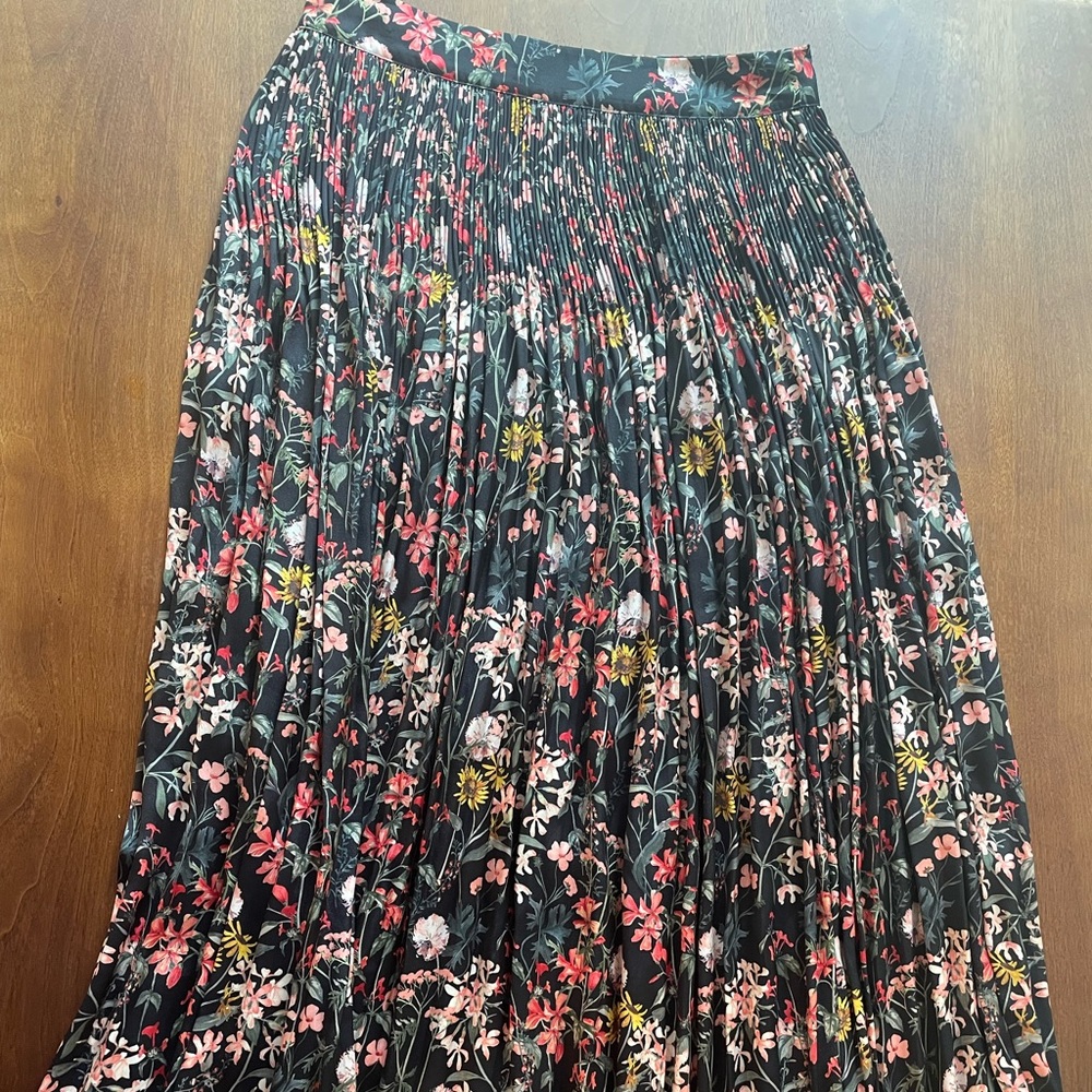 Pleated floral print skirt